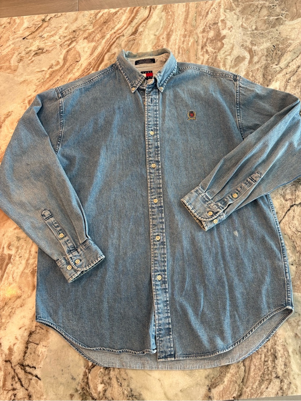 Vintage Tommy Hilfiger Denim Jeans Mens Button up Shirt Worn 100% Cotton Crest